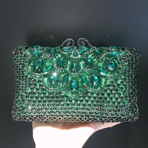 Pochette de luxe en cristal vert émeraude avec pierres précieuses et fermoir argenté
