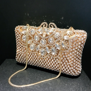 Pochette de soirée dorée élégante avec métal évidé et motif floral en cristal brillant