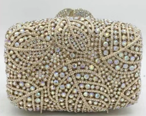 Nahaufnahme von Champagner-Kristallblättern auf der hohlen Metall-Hartschalen-Abendtasche