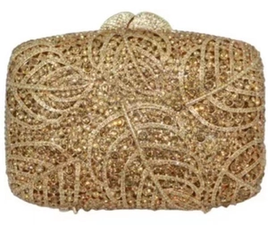 Details der goldenen Clutch mit hohlem Blattmuster und luxuriösem Kristallbesatz