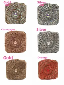 Détail de pochettes de soirée serties de cristaux en or, argent, champagne et orange