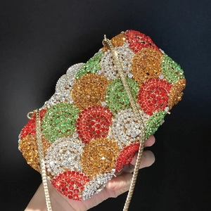 Funkelnde Kristall Abendtasche mit geometrischem Strassmuster und goldener Kette