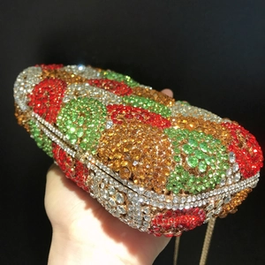Funkelnde Kristall-Abendtasche mit buntem Wellenmuster und eleganter silberner Kette