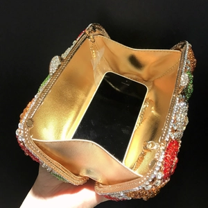 Luxuriöse Abendtasche mit bunten Kristallen, Goldfutter und Metall-Kettenriemen