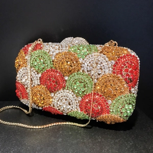Detailansicht der farbenfrohen Strasssteine auf einer luxuriösen Abend-Clutch-Tasche