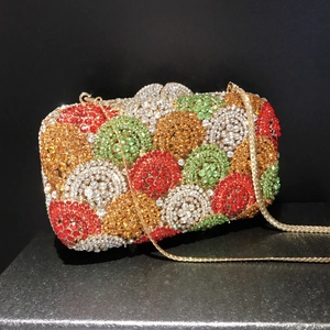 Luxuriöse Strass-Abendtasche mit bunten Kristallpunkten und goldener Metallketten-Riemen