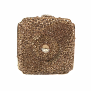 Détail de la pochette de soirée carrée avec cadre doré et strass couleur champagne