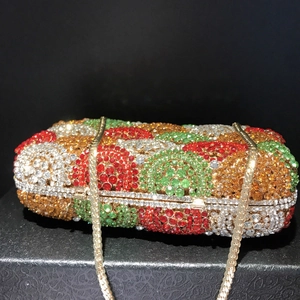 Luxuriöse Abendtasche mit bunten Kristallen und goldener Kette für festliche Anlässe