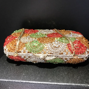 Funkelnde Abendtasche mit bunten Strasssteinen und goldener Kette für festliche Anlässe