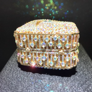 Gros plan sur la pochette de luxe avec cristaux multicolores et cadre en métal doré
