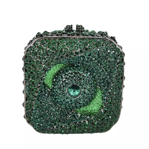 Détail de la pochette de soirée en cristaux vert émeraude avec fermoir métallique luxueux