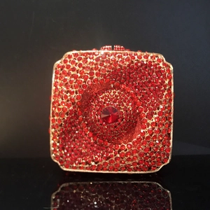 Détail de pochette en strass rouges avec motif concentrique et cadre doré brillant
