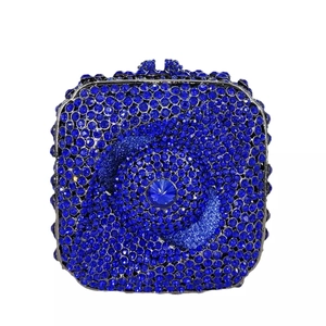 Détail de la pochette de soirée carrée en cristal bleu avec cadre métallique noir