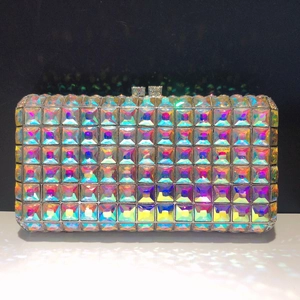 Détail de la pochette de soirée avec strass carrés irisés et fermoir étincelant