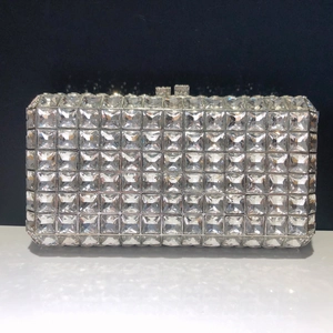 Pochette de soirée carrée argentée avec cristaux étincelants et cadre en métal élégant
