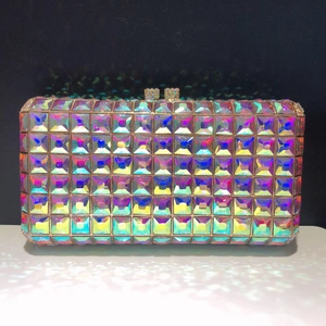 Détails des strass cristallins irisés et du fermoir doré sur cette pochette de soirée