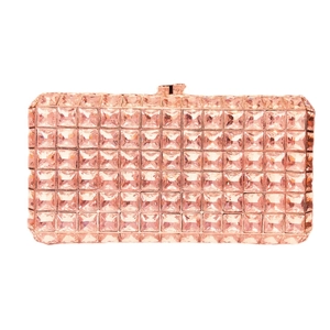 Détail de la pochette de soirée or rose avec maillage en cristal et fermoir métallique