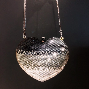 Clutch a forma di cuore con strass sfumati neri e grigi e catena d'argento per serate