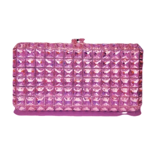 Détail de strass en cristal rose sur pochette de soirée carrée avec cadre en métal
