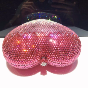 Dettaglio borsa da sera a forma di cuore con strass rosa sfumati e chiusura tonda