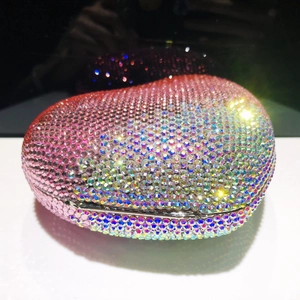 Dettaglio borsa da sera a cuore con strass sfumati arcobaleno e chiusura in metallo