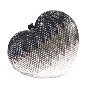Borsa da sera a cuore con strass sfumati dal grigio all'argento su sfondo bianco puro