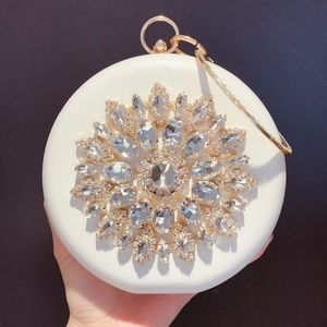 Pochette de soirée ronde blanche avec strass tournesol et poignée en anneau doré