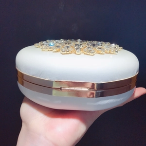 Pochette de soirée ovale blanche élégante avec fermoir fleur en strass et cadre doré