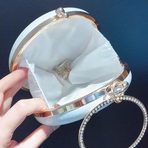 Pochette de soirée blanche avec poignée anneau en cristal et chaîne dorée