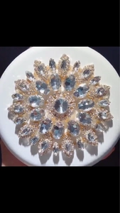 Sac de soirée rond blanc avec fleurs en strass et chaîne dorée pour mariage de luxe