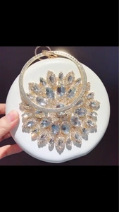 Pochette de soirée ronde blanche avec motif tournesol en cristal et poignée dorée chic