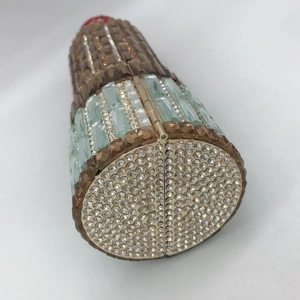 Pochette de soirée cylindre de luxe avec motifs scintillants en strass verts et ambrés