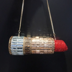 Vue détaillée du sac de soirée en forme de rouge à lèvres avec cristaux et chaîne dorée
