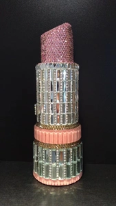 Vue détaillée du sac de soirée de luxe en forme de rouge à lèvres avec cristaux roses et strass