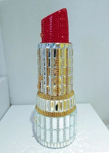 Détail d'un sac à main en forme de rouge à lèvres orné de strass rouges et cristaux dorés