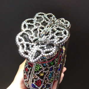 Pochette de soirée luxe à cristaux colorés avec motif floral évidé et chaîne métal