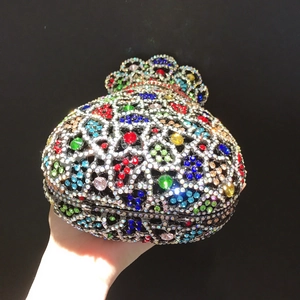 Détails des strass colorés sur une pochette de soirée en métal évidé en forme de bourse