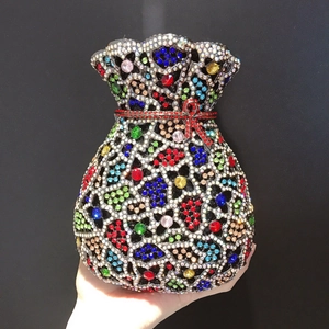 Vue détaillée du sac de soirée en cristal multicolore avec un nœud en strass rouge