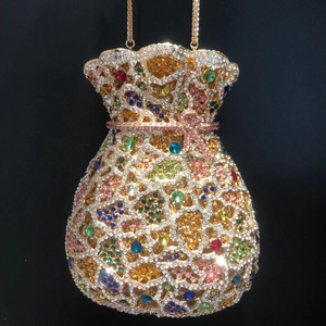 Détail d'une pochette de soirée en forme de vase avec cristaux colorés et chaîne dorée