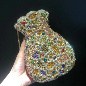 Détail d'un sac de soirée en forme de vase avec cristaux colorés et fine chaîne dorée