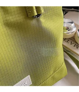 Vue détaillée du sac cabas vert herbe avec texture quadrillée ripstop durable et tissu léger