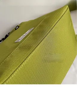Gros plan des coutures blanches et du tissu vert texturé d'un sac cabas durable