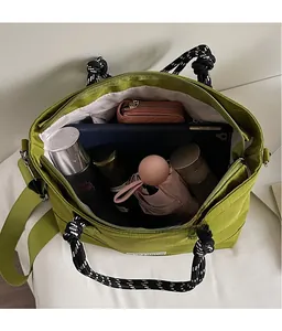 Vue intérieure montrant la grande capacité de rangement du sac fourre-tout en nylon