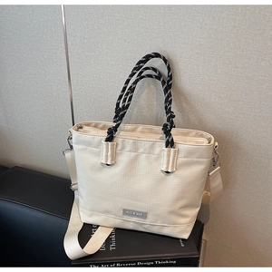 Détail du sac cabas en Oxford beige avec texture quadrillée et anses en corde