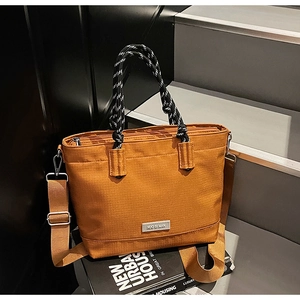 Détail du cabas Oxford marron avec poignée tissée et large bandoulière en nylon réglable
