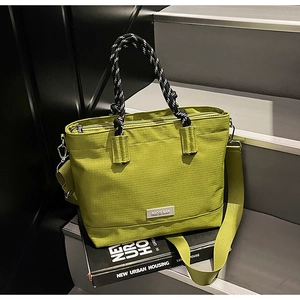 Détail du sac fourre-tout en toile verte avec poignées en corde et texture hachurée