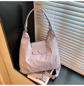 Hellila große Nylontasche mit verstellbaren Schultergurten und plissierter Textur