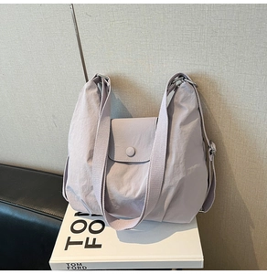 Nahaufnahme der fliederfarbenen Nylon-Tasche mit Puffy-Effekt und rundem Schnallenverschluss