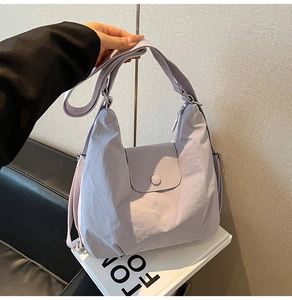 Details der lavendellila Umhängetasche aus Nylon mit breitem Gurt und Magnetverschluss-Klappe