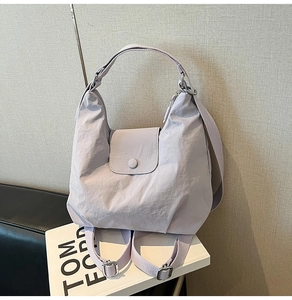 Detail eines hellvioletten Nylon-Rucksacks mit Klappe und verstellbaren Webgurten